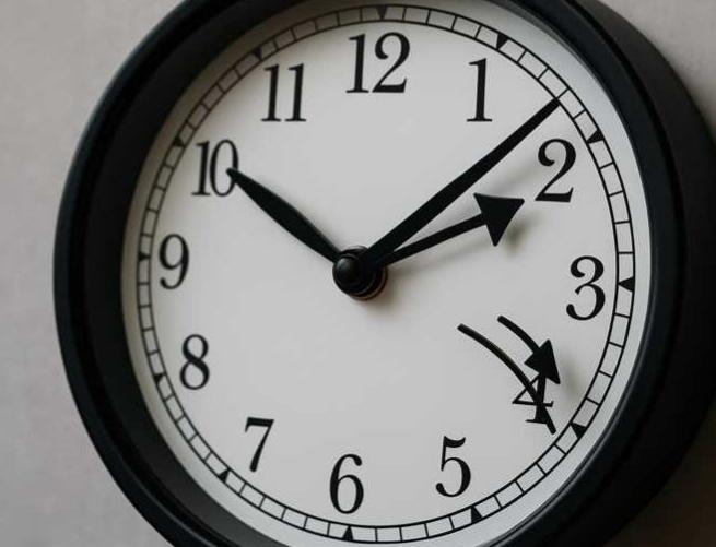 26.oktobrī pulksteņa rādītāji jāpagriež par stundu atpakaļ